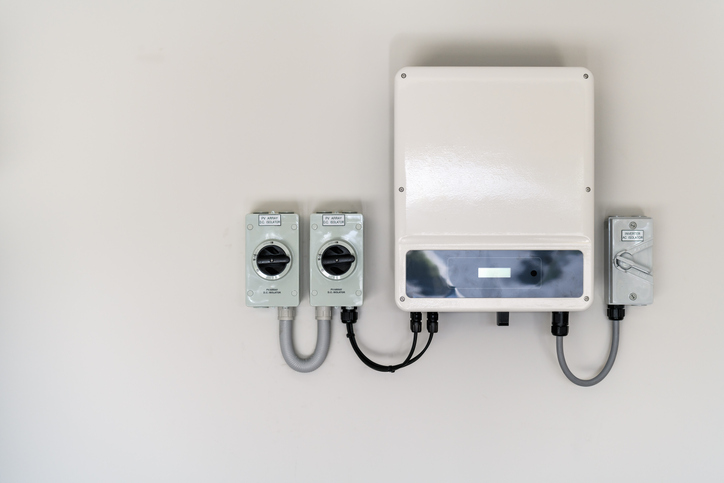 Pompa z falownikiem – zasada działania - falownik na białej ścianie